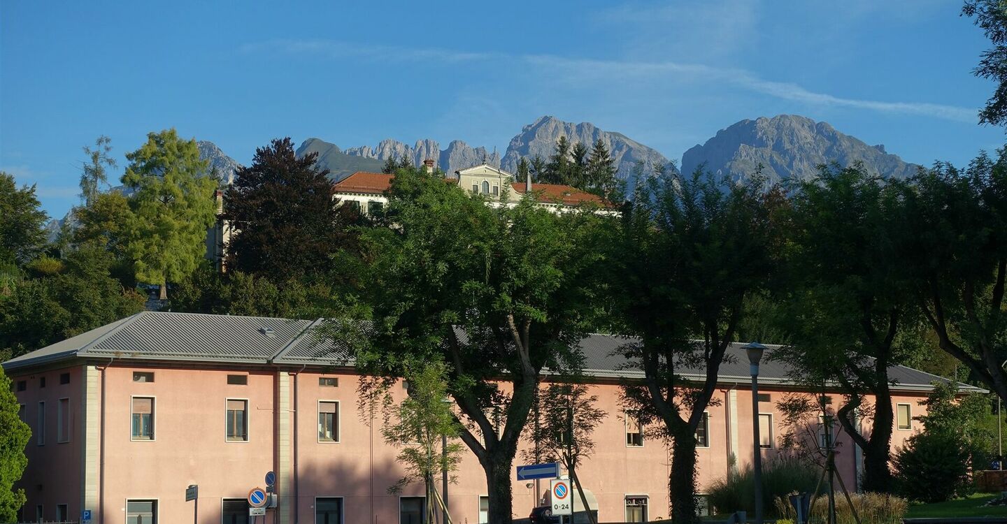 WKB1 1029 5 Von Belluno schaut man bis den Spitzen des Schiaramassivs.