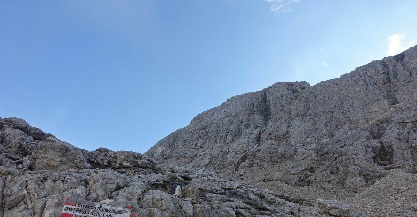 WKB2 1044 2 Ein Wegweiser versteckt hinter einem Felsen.