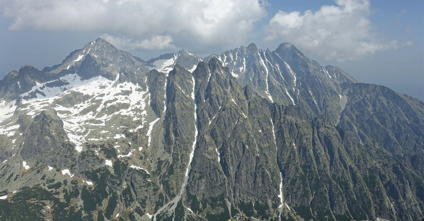 WTA 1051 5 Vom Slavkovský štít (2442 m) blickt man auf den 2632 m hohen Lomnický štít der dritthöchste Berg der Hohen Tatra