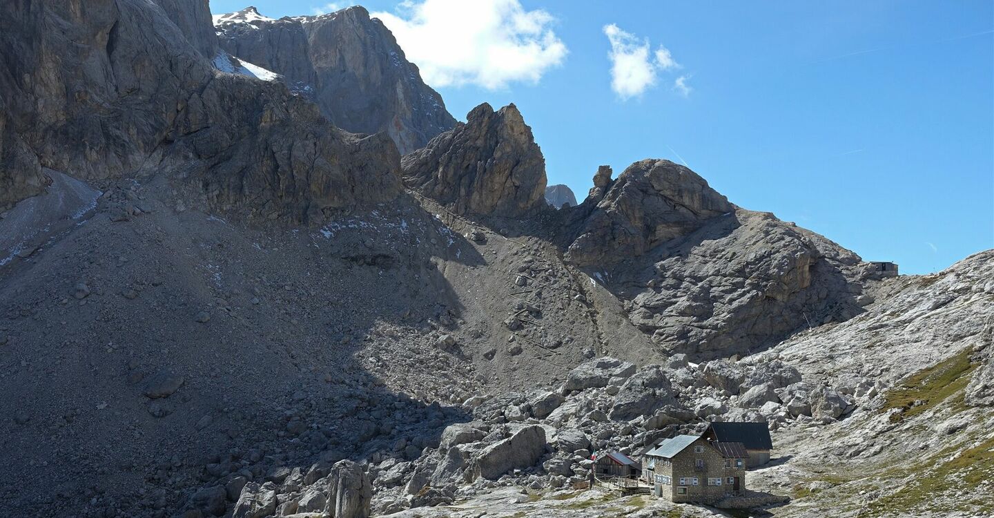 WKB2 1054 5 Das Rifugio Mulaz mit den höchsten Gipfeln der Palgruppe.