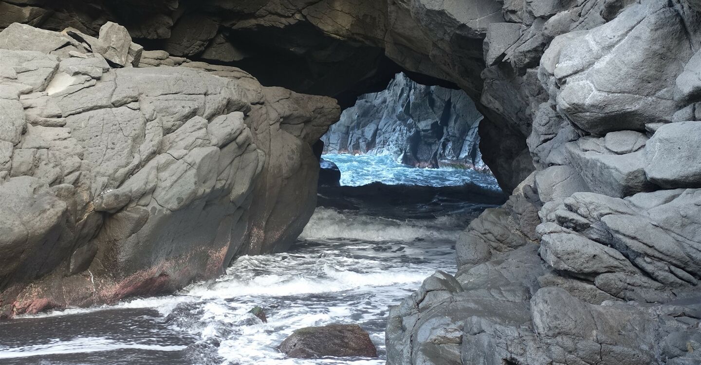 WKB 1016 3 Wasser kommt durch einen Felsdurchbruch am Praia Bicha