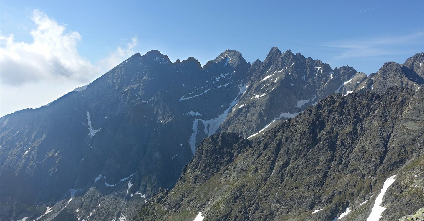 WTA 1057 5 Man schaut vom Jahnací Stít auf das Bergmassiv des Lomnicky stít