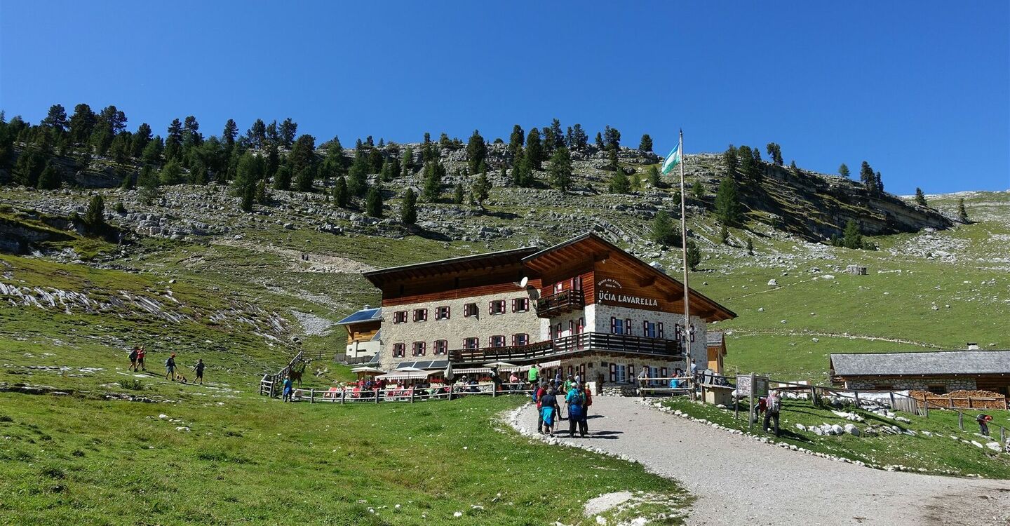 WKB1 1005 5 Die Lavarella Berghütte im Fanes Hochtal.