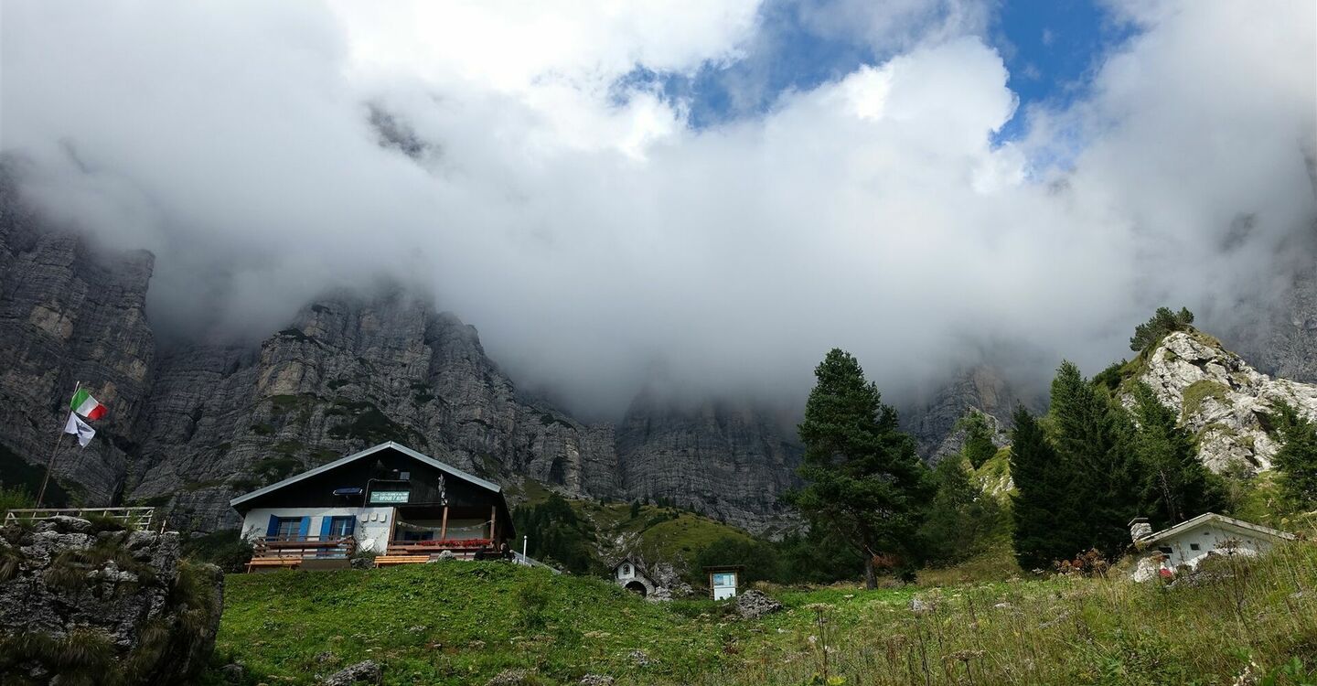 WKB1 1028 1 Das Rifugio 7° Alpini und dahinter die südlich gelegenen Felsspitzen der Schiaragruppe.