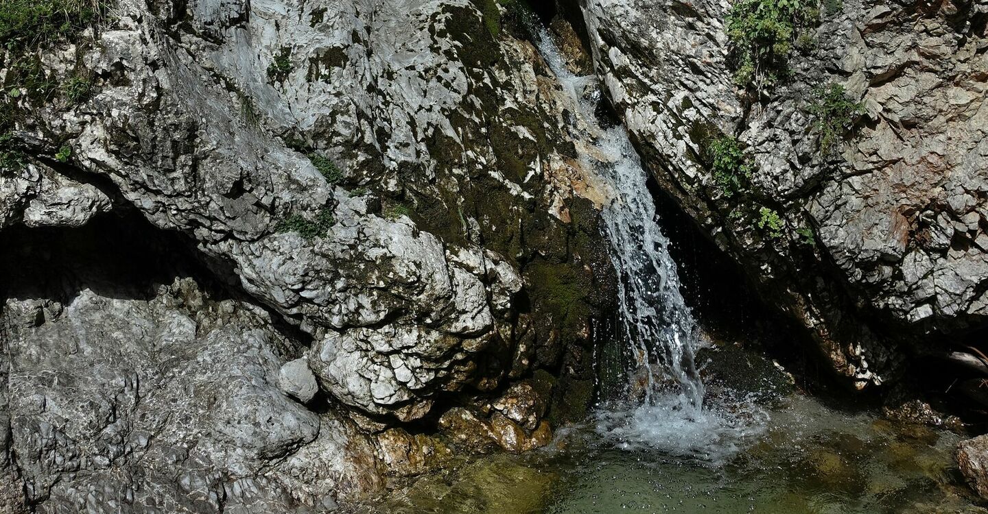 WKB1 1028 2 Kleiner Wasserfall am Wegesrand.