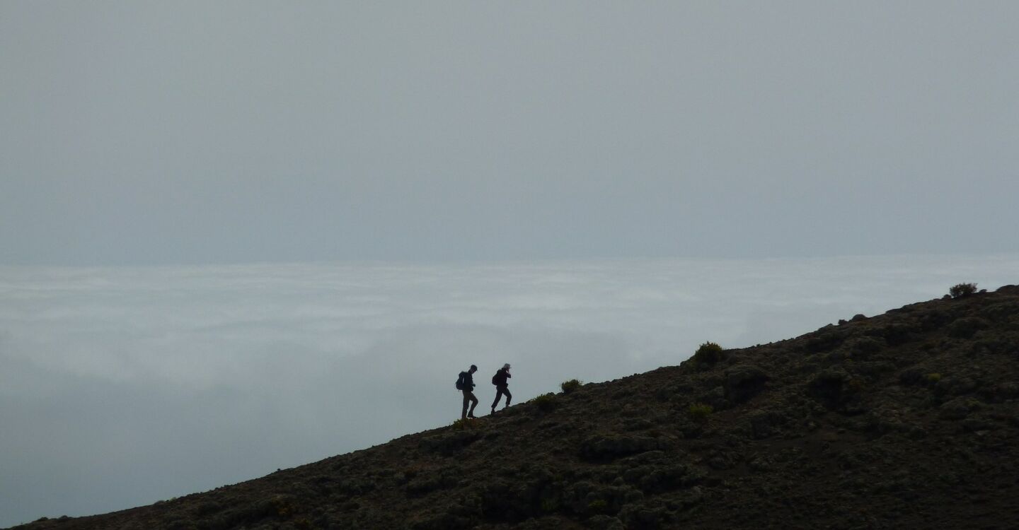 WL 1007 2 Lanzarote 29.17105 -13.503567 Wanderer am Grad zum  Los Helechos