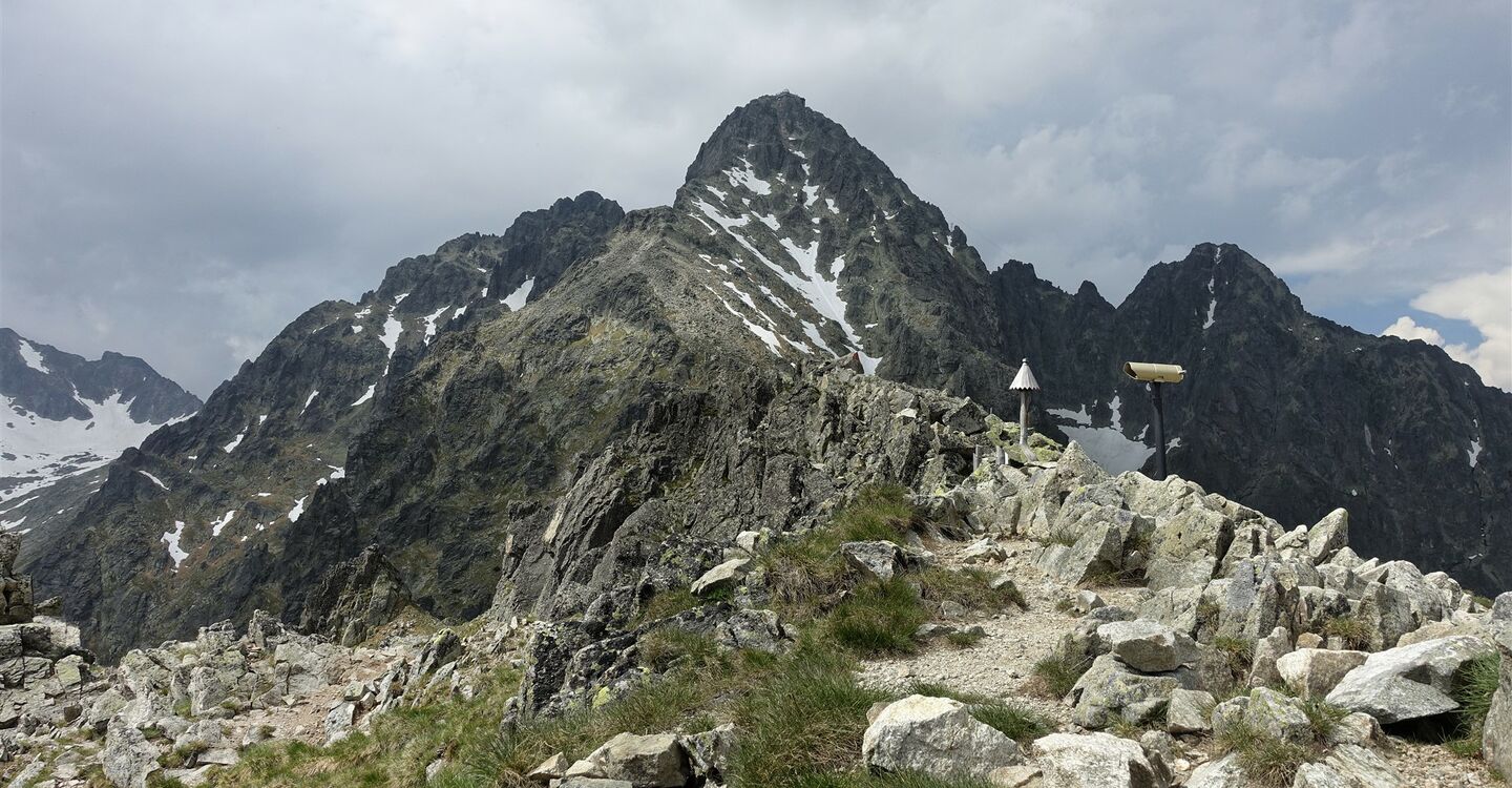 WTA 1055 5 Vom Aussichtspunkt Vyhliadka Lomnická veža (2214 m) blickt man auf den Lomnický štít.