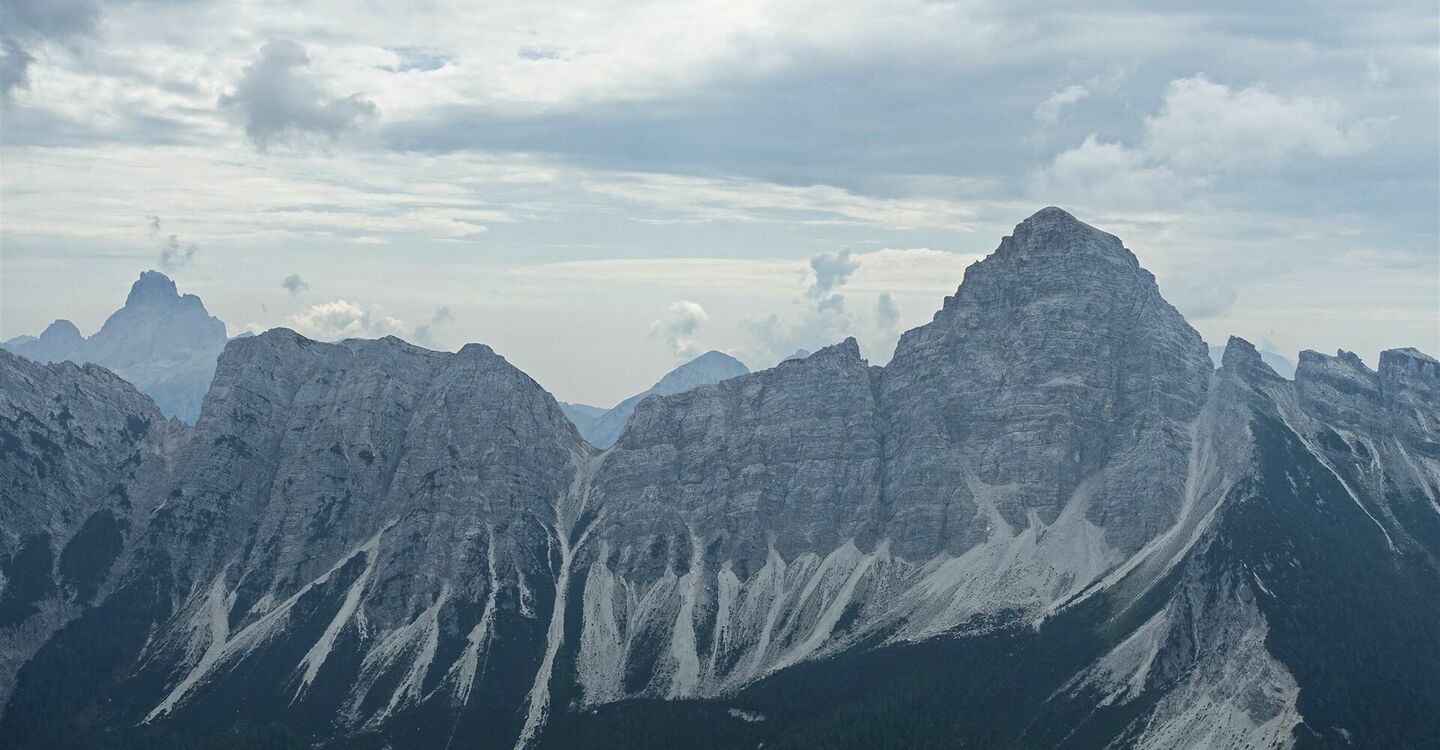 WKB3 1066 1 Rechts der Gipfel des 243 m hohen Sasslolungo di Cibiana