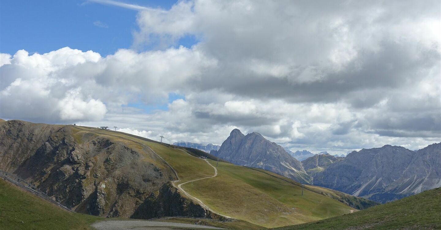 WKB2 1031 1 Von der Plosehütte 01 (2447 m) folgen wir dem Wanderweg 4 in östliche Richtung.
