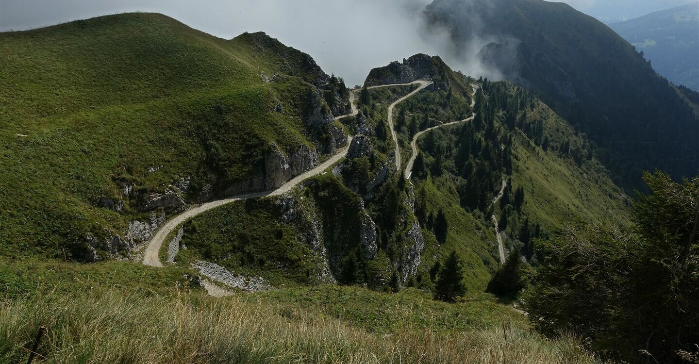 WKB2 1049 2 Eine Schotterpiste schlängelt sich parallel zum Wanderweg talwärts.