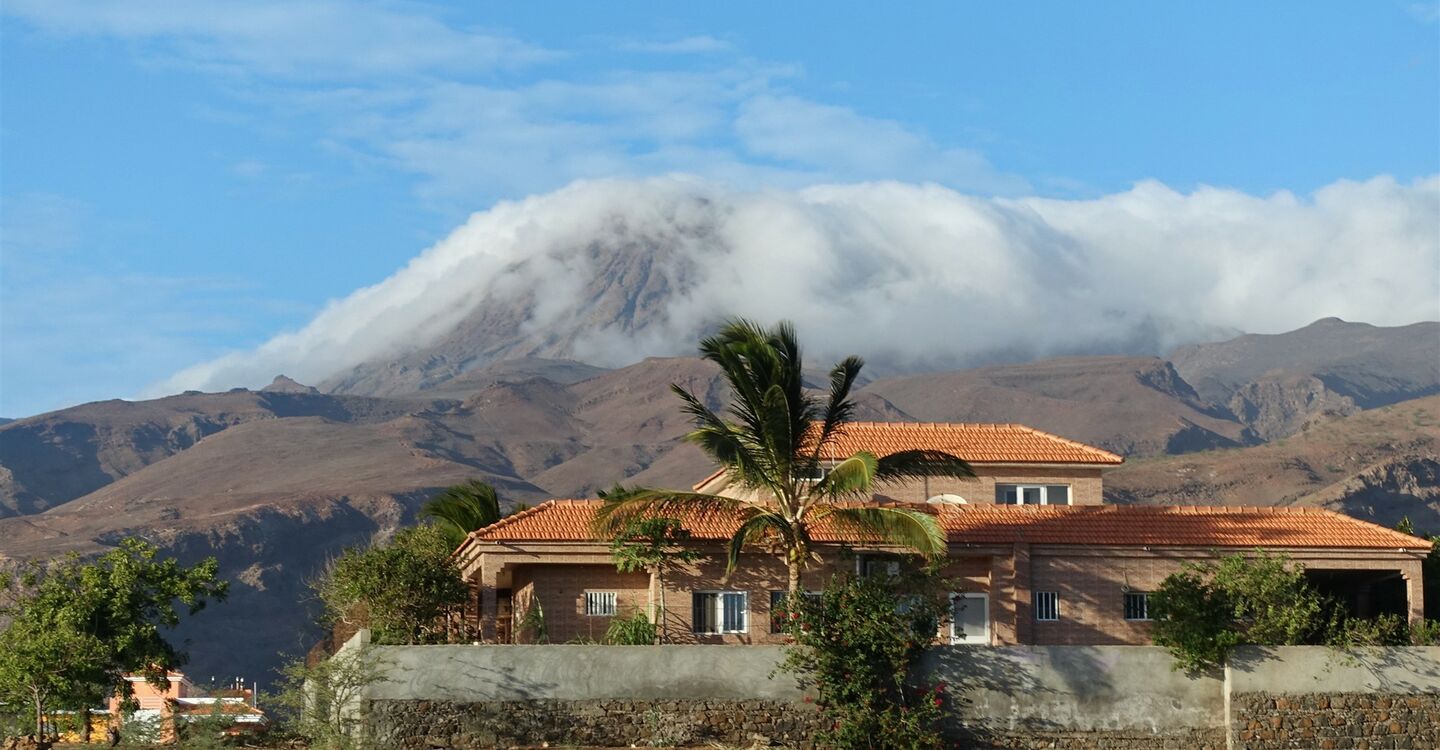 WKB 1053 5 Tarrafal und im Hintergrund der in Wolken gehüllte Monte Gordo