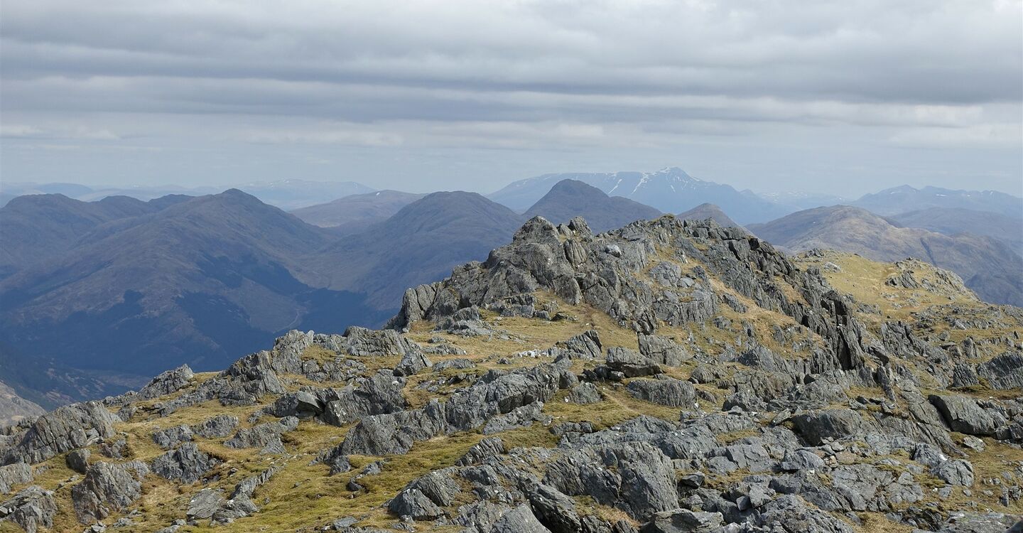 WSCH 1015 5 Beein Resipol 845 m und im Hintergrund der Ben Nevis mit den Schneefeldern