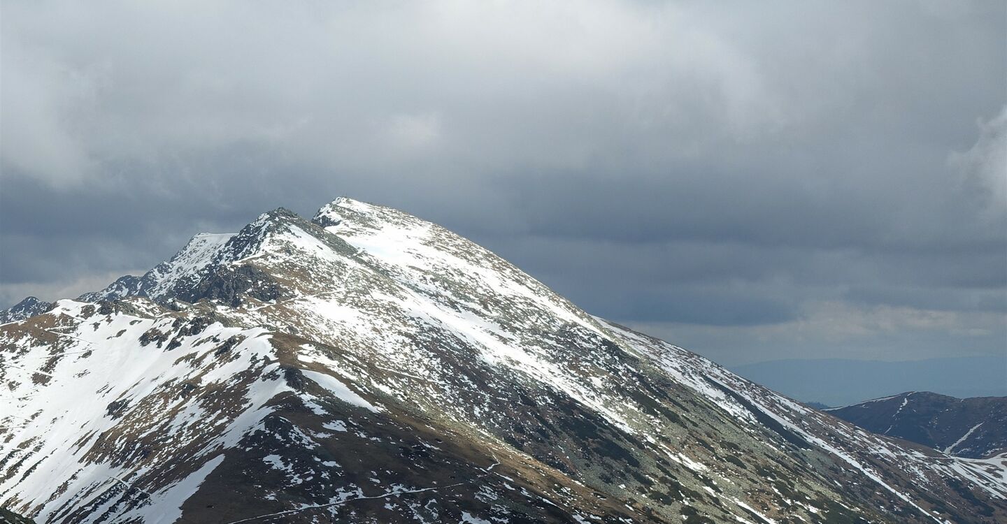 WTA 1005 3 Der Dumbier (2043 m) präsentiert sich noch bis Ende Mai mit Schneefelder