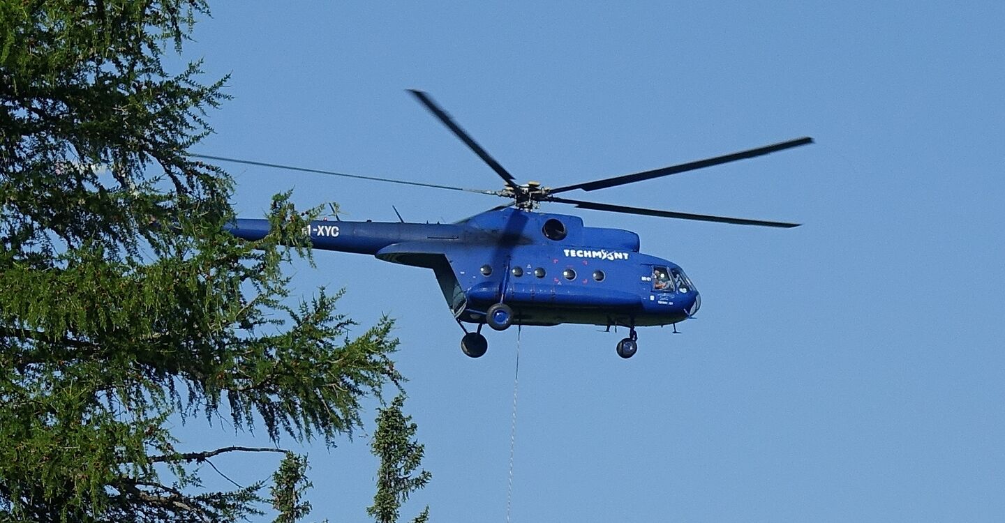 WTA 1051 2 Am Hrebienok Hubschrauber transportieren Baumaterial in die Berge