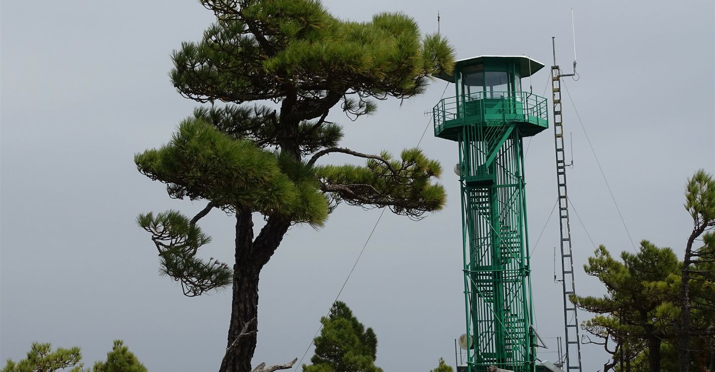 WEH 1005 4 der Feuerwachturm auf dem Vulkankegel Mercader