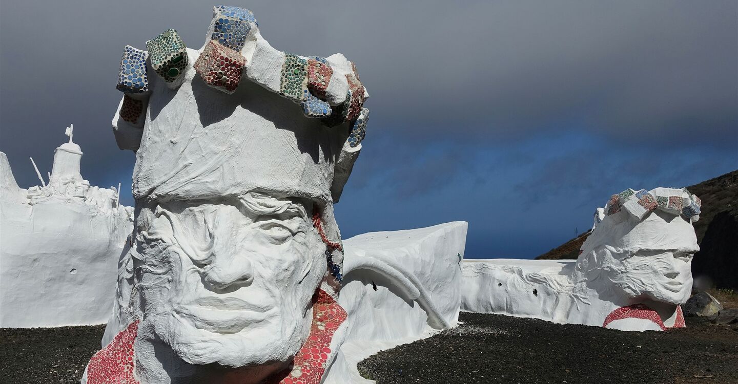 WEH 1038 3 Neugierige Skulptur vom Künstler Ruben Armiche