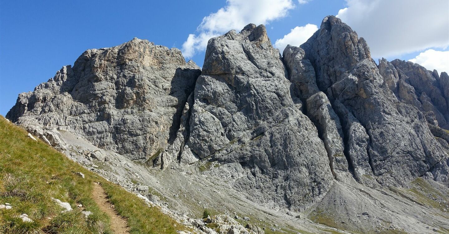 WKB2 1041 3 Von Westen gesehen die Felswand des 2906 m hohen Monte Mulaz.