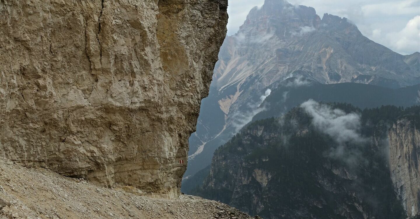 WKB3 1059 4 Dort, wo der Klettersteig beginnt, gehen wir rechts auf einen schmalen und exponierten Geröll-Felsband.