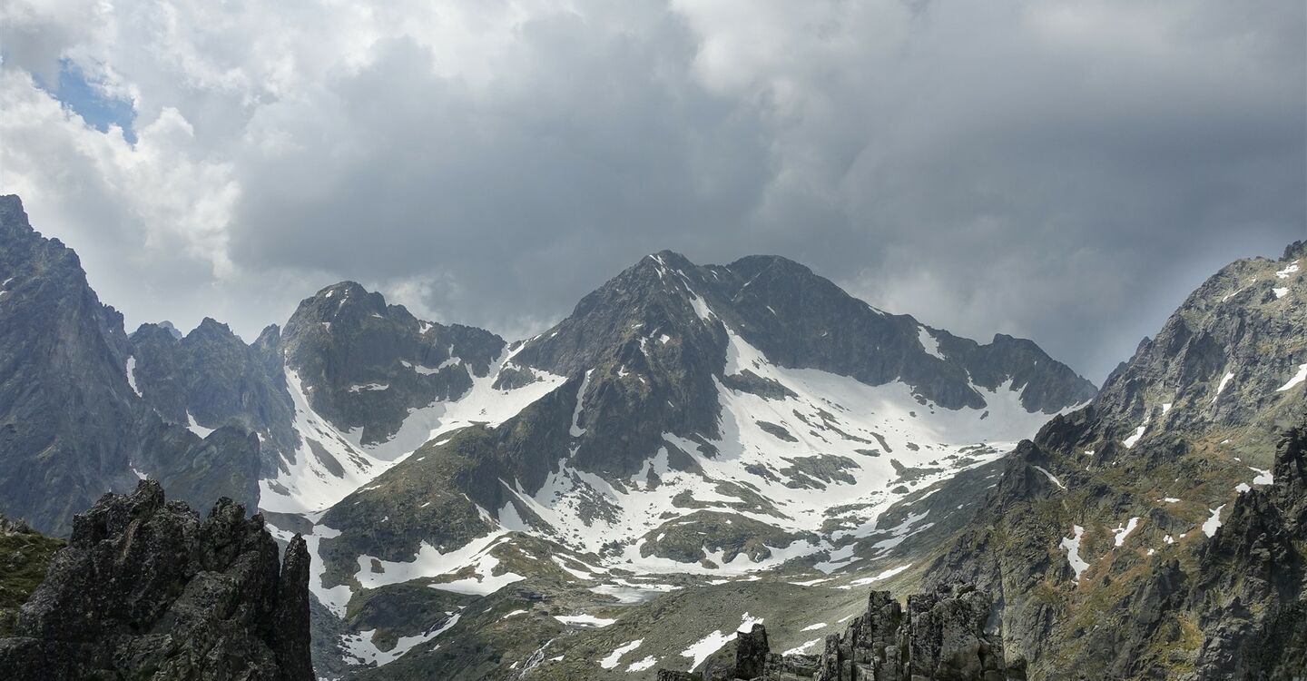 WTA 1055 4 Blick vom Lomnické sedlo (2190 m) in die dahinterliegende Bergwelt