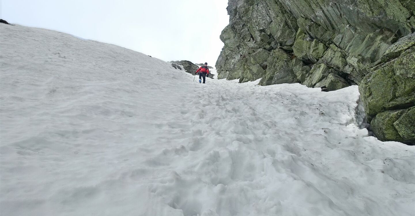 WTA 1061 4 Aufstieg durch die extrem steile und und schneebedeckte Rinne unterhalb des Gipfels