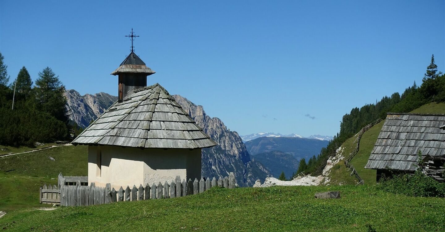 WKB1 1003 4 Von der Kapelle am Schutzhaus schaut man bis zum Alpenhauptkamm.