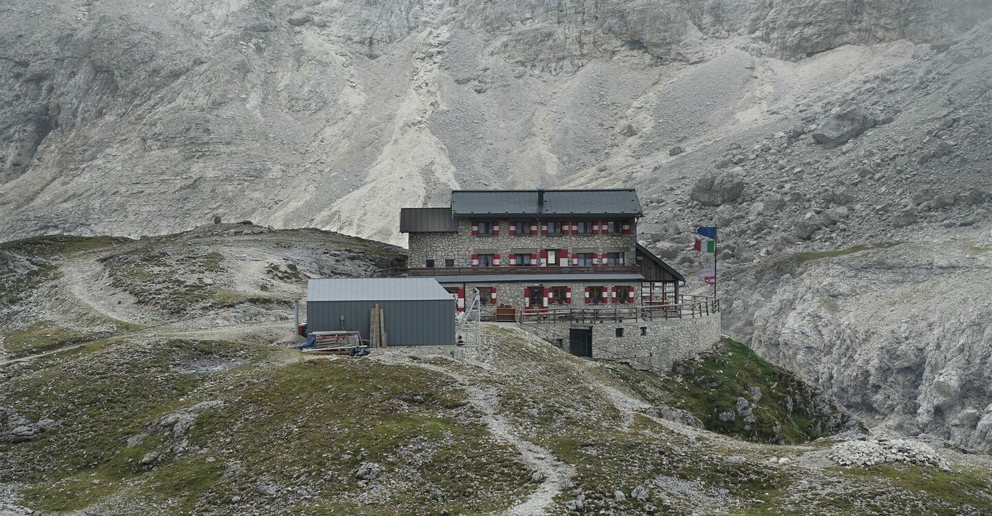 WKB2 1044 1 Eingebettet in die Felslandschaft liegt das Rifugio Pradidali.