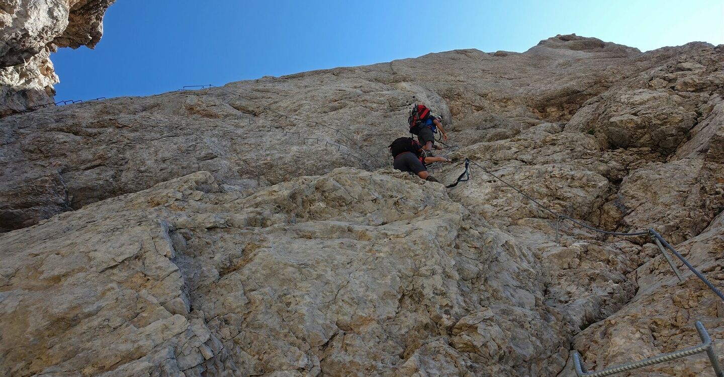 WKB2 1053 4 Klettersteig durch den Ostwestgrat der 3342 m hohen Marmolata.
