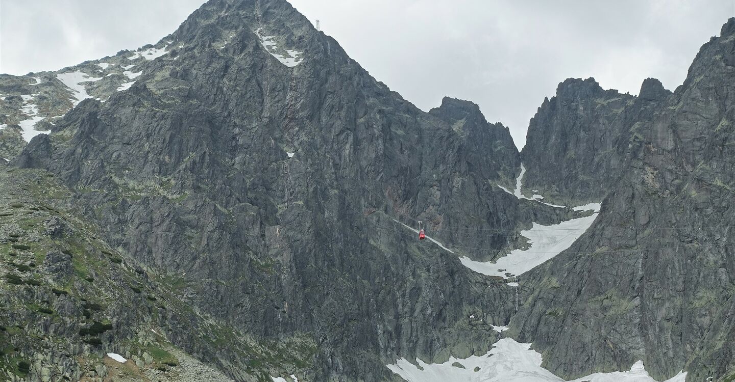 WTA 1055 1 Blick vom Skalnaté pleso auf 2634 m hohen Lomnický štít