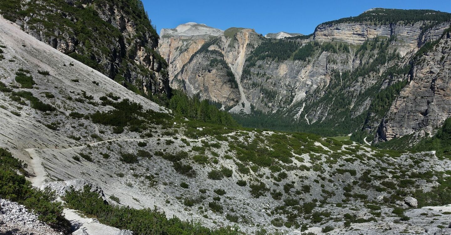 WKB1 1005 3 Blick auf die Pragser Dolomiten.