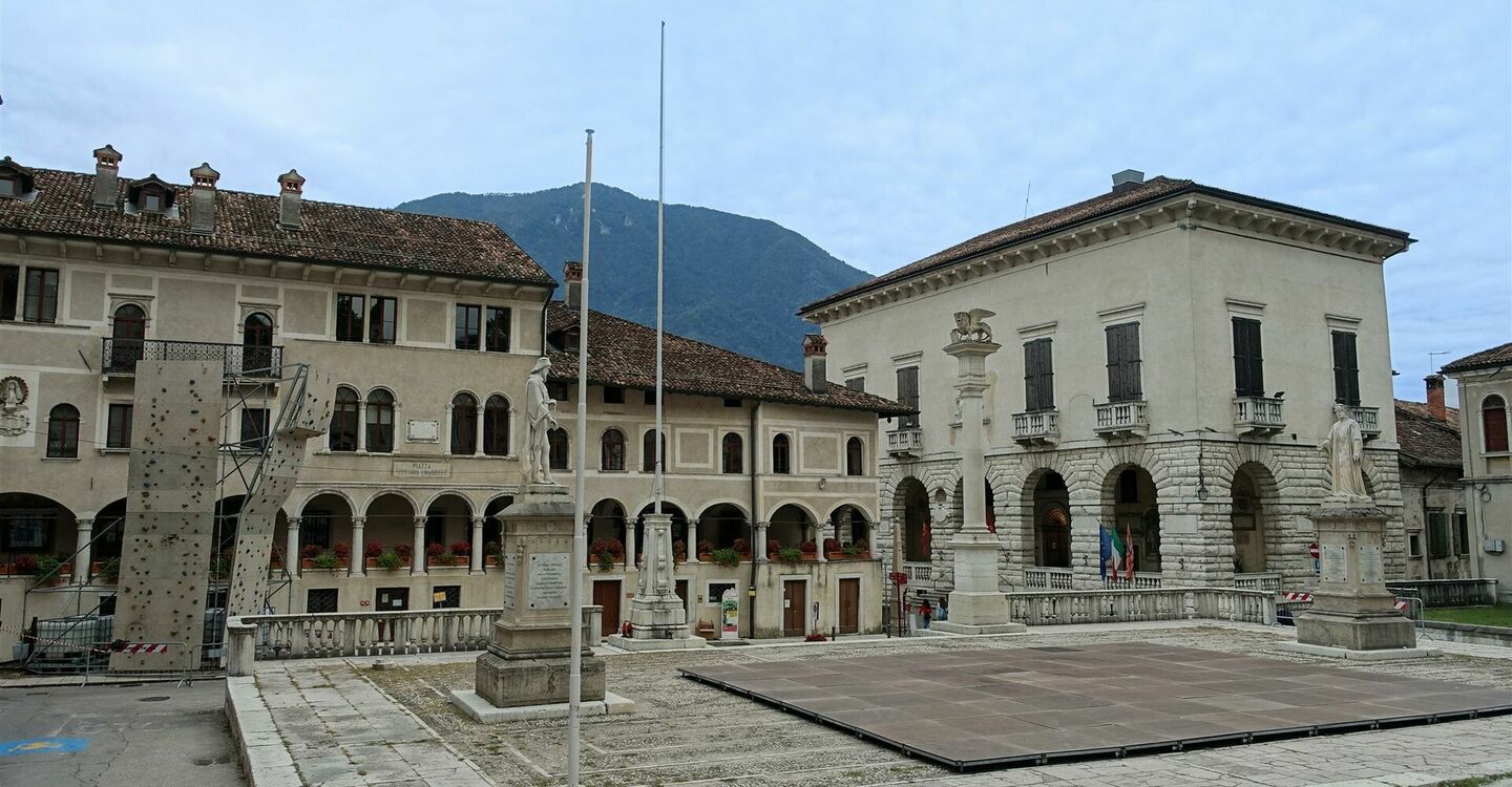 WKB2 1057 4 Die Piazza Maggiore in Feltre.