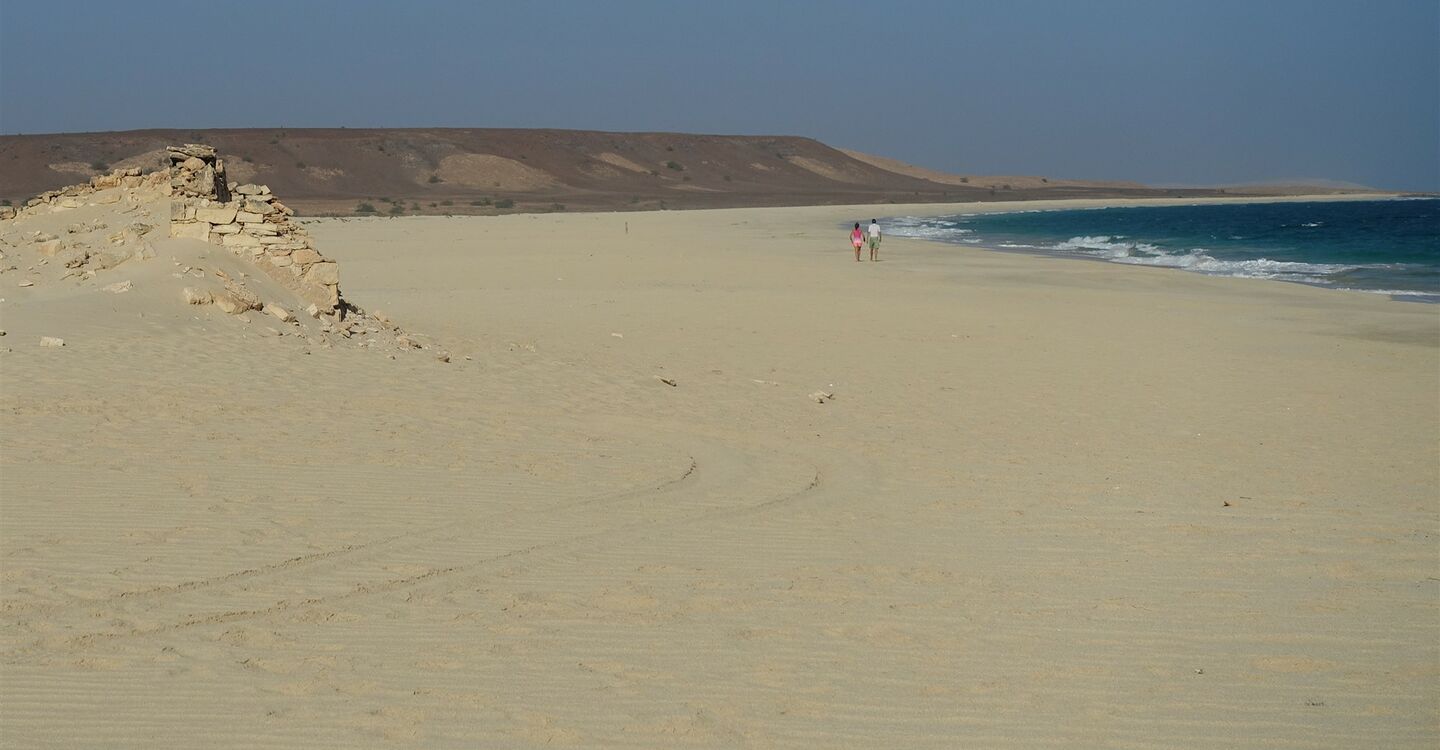 WKB 1074 3 Der Praia Curral Velho mit der Ruine eines Fischerhauses