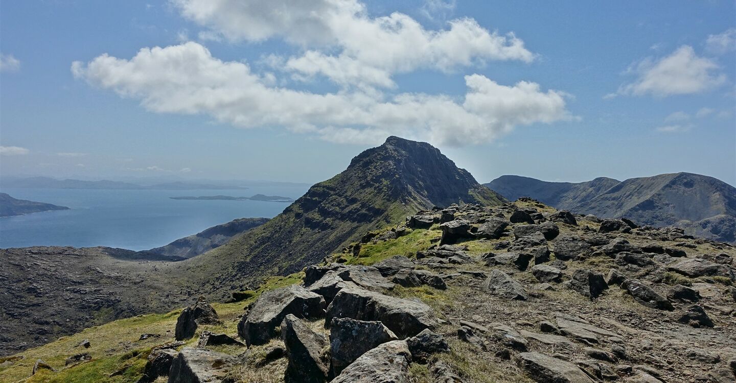 WSCH 1021 4 Hallival 723 m mit Blick auf den Askival 812 m