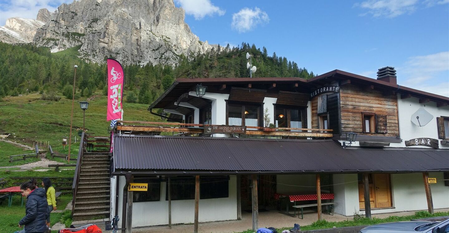 WKB1 1016 4 Das Rifugio Tomé und die Moiazzagruppe.