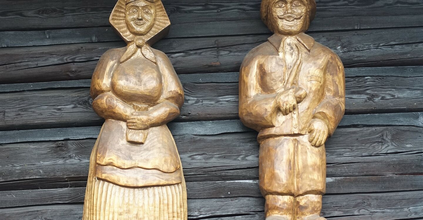 WTA 1011 1 Aus Holz geschnitzte Figuren nahe dem Parkplatz bei Nižná Boca