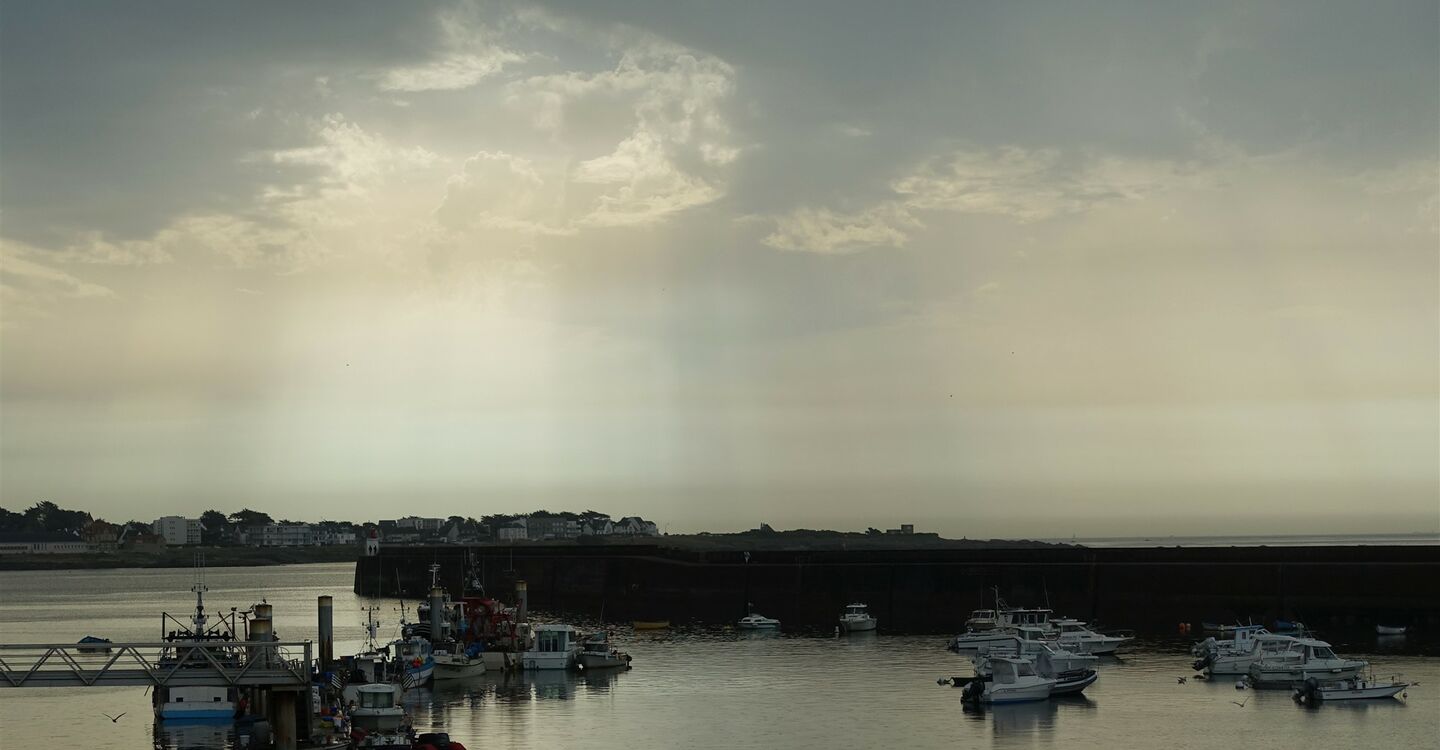 WB 1014 1 Quiberon Hafen bei Gewitterstimmung