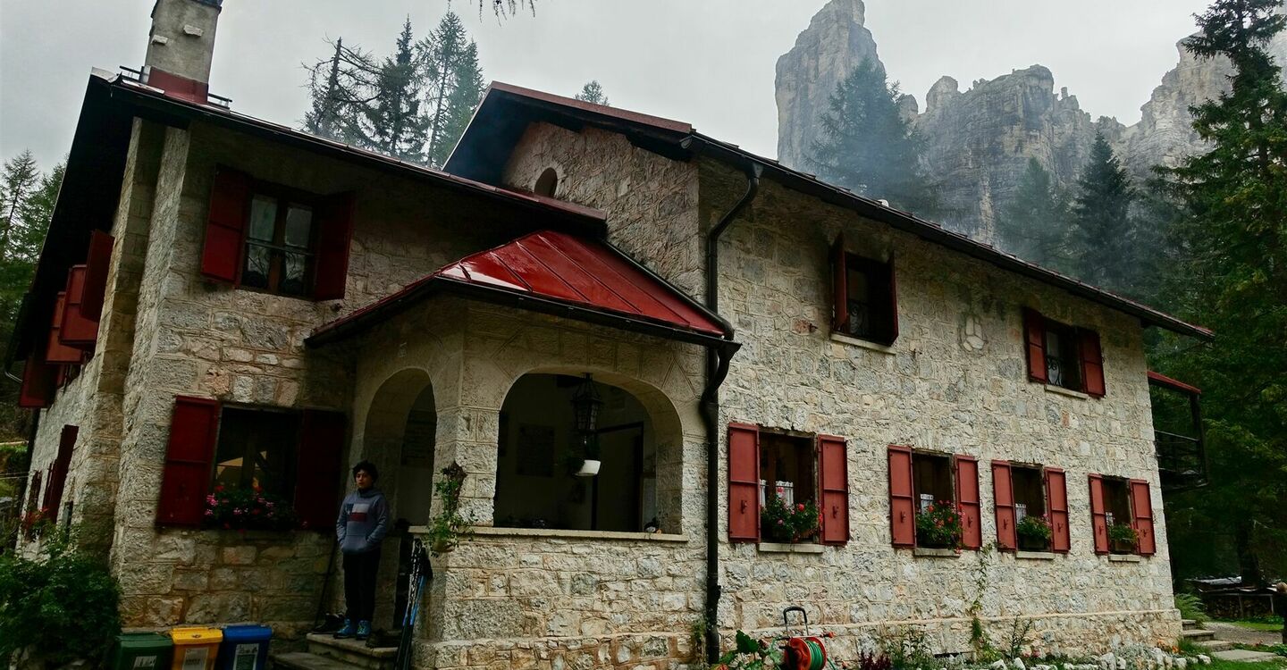 WKB1 1015 1 Das Rifugio Vazzolèr und dahinter der Torre Venezia.