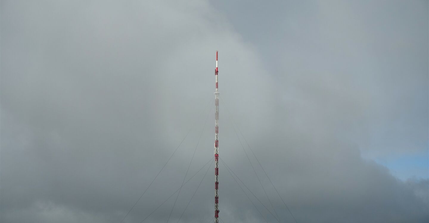 WB 1028 2 Blick von der D36 auf den Sendemast