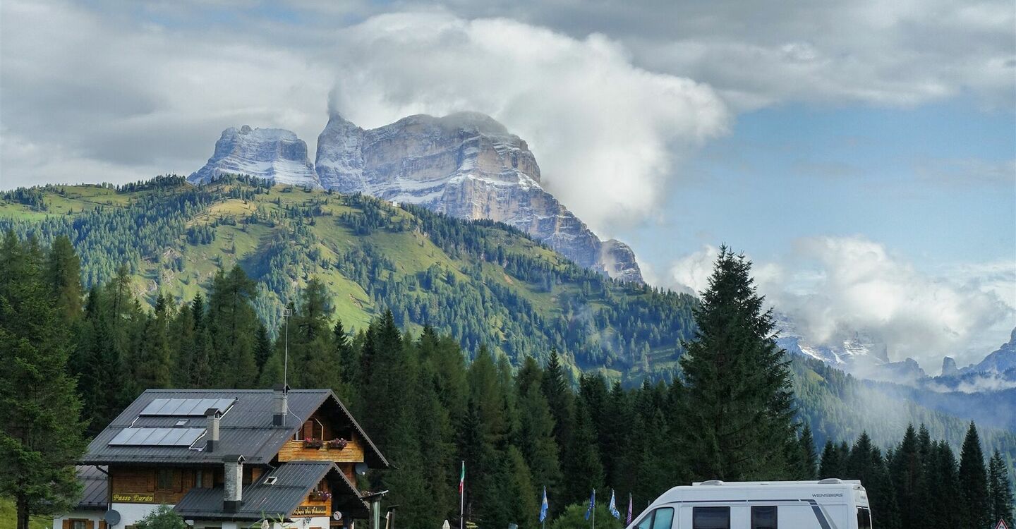 WKB1 1016 5 Das Rifugio San Sebastiano und der Monte Pelmo.