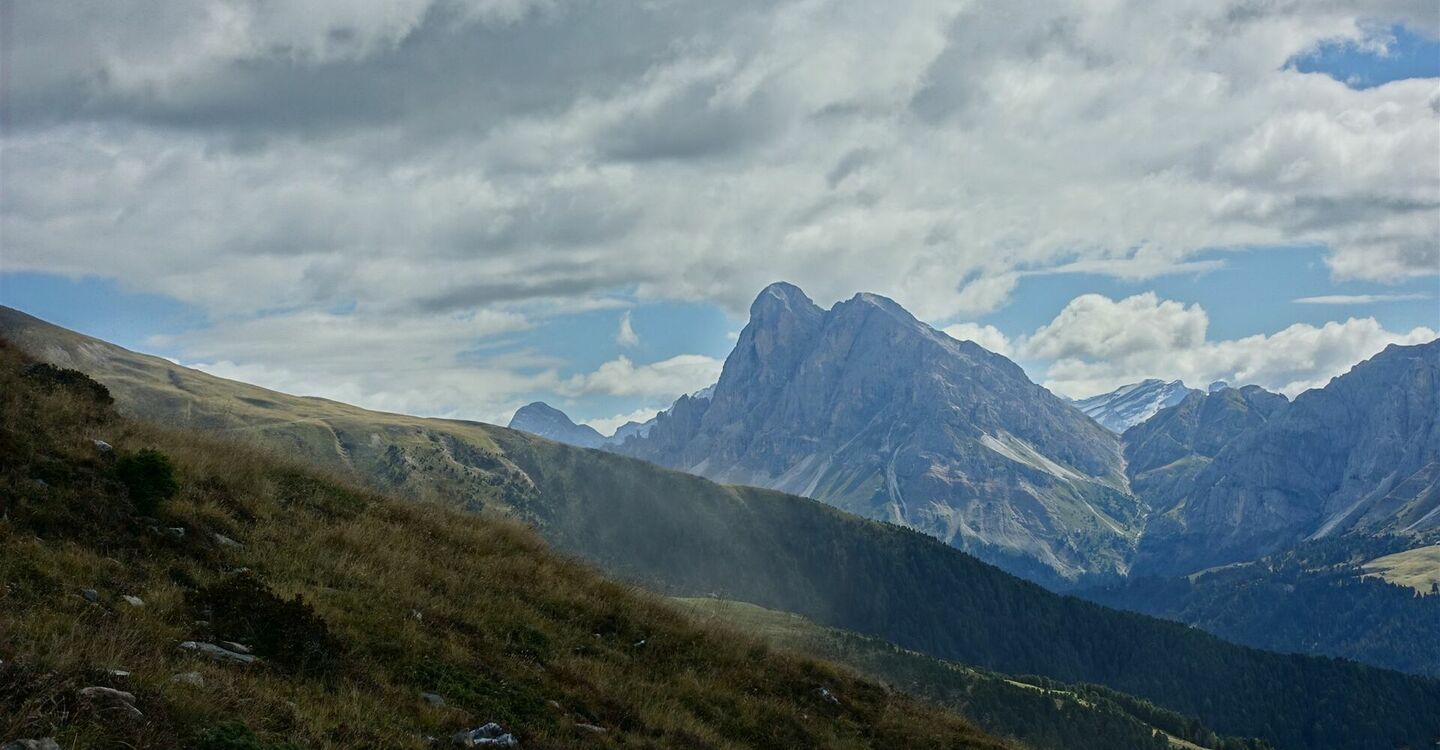 WKB2 1030 3 Vom Pfad schaut man geradeaus auf den Peitlerkofel