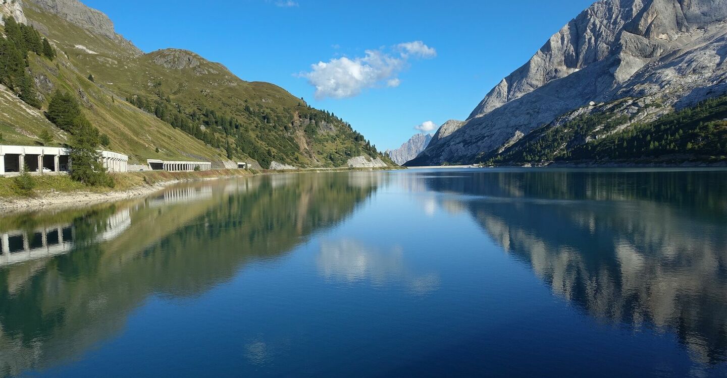 WKB2 1038 1 Der Lago Fedaia vom Staudamm aus gesehen.