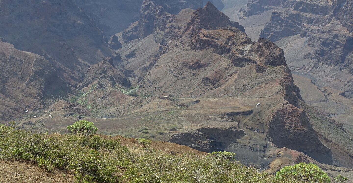 WKB 1049 2 Blick vom Gipfel des Monte Gordo mächtign Erosionsrinnen