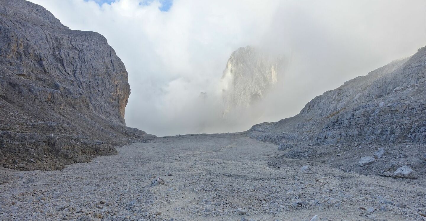 WKB2 1055 3 Ein spektakulär geformtes Kar zwischen Dolomitenwänden.