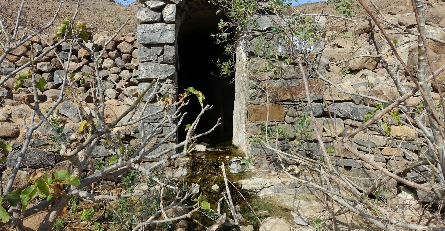 WKB 1070 2 Ein Schacht aus dem Wasser zutage tritt