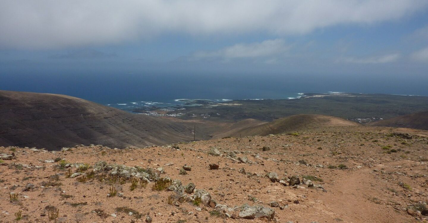 WL 1002 4 Lanzarote 29.212283 -13.474617 Abstieg und Blick Richtung Orzola