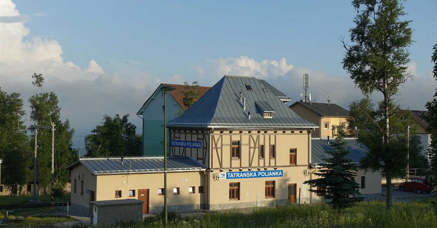 WTA 1049 5 Der Bahnhof von Tatranská Polianka im Abendlicht