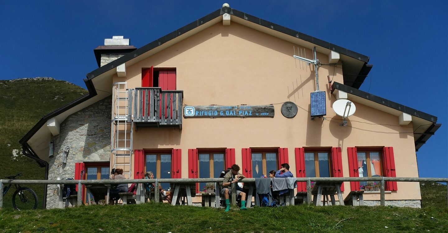 WKB2 1049 1 Das Rifugio Dal Piaz thront auf 1993 m.