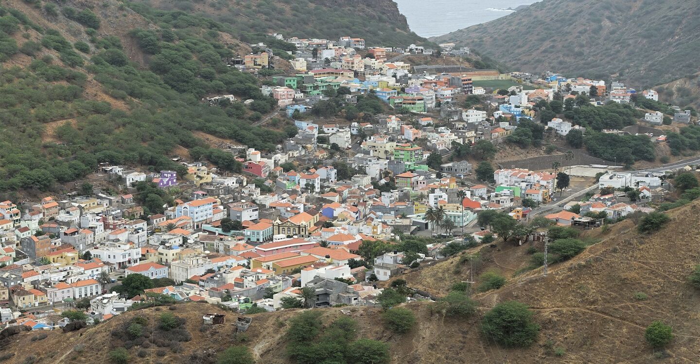 WKB 1051 2 Vila da Ribeira Brava von einem Aussichtspunkt gesehen