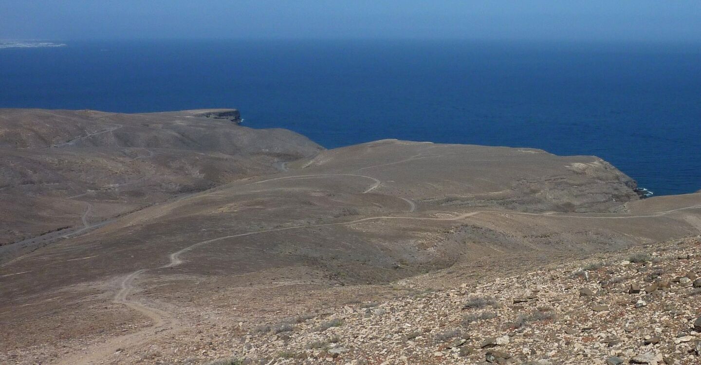 WL 1042 4 Lanzarote 28.8686 -13.763383 Blick auf den Schotterweg der ins Barranco fÃ¼hrt