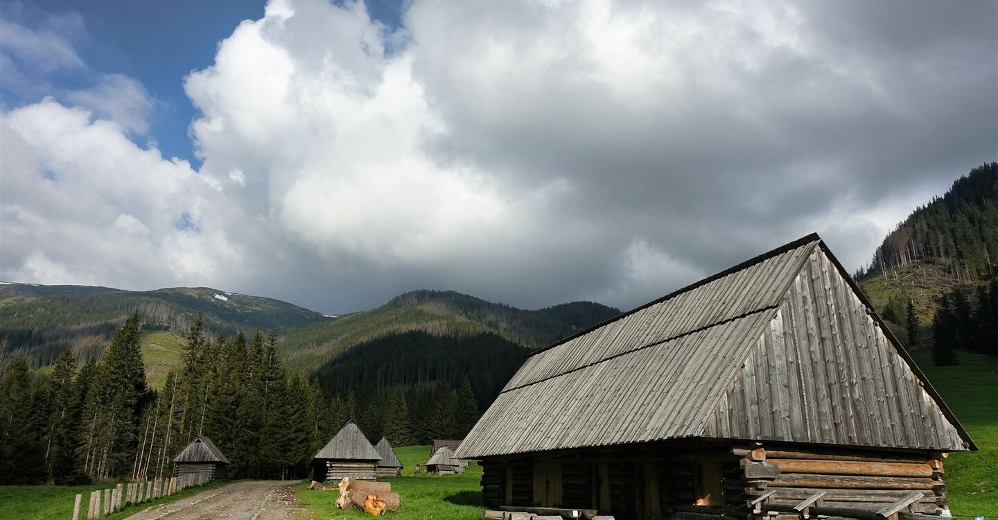 WTA 1075 2 Holzhütten vor der Wegekreuzung unterhalb der Chocholowska-Hütte