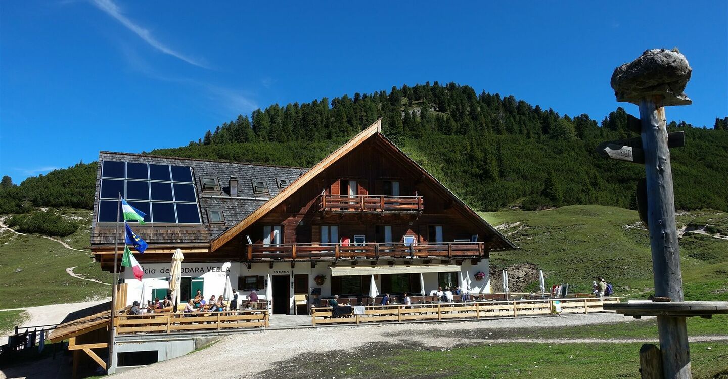 WKB1 1003 5 Das Schutzhaus Fodara Vedla liegt eingebettet in Almwiesen.
